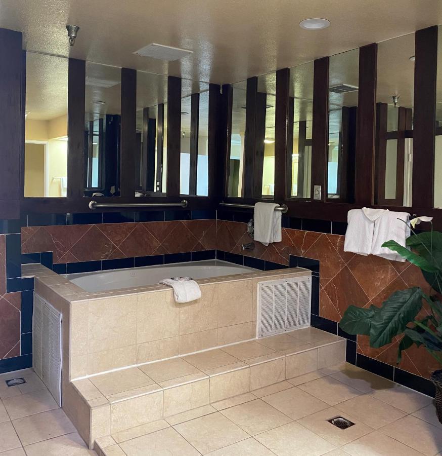 Travelodge By Wyndham Chatsworth Los Angeles Exterior photo